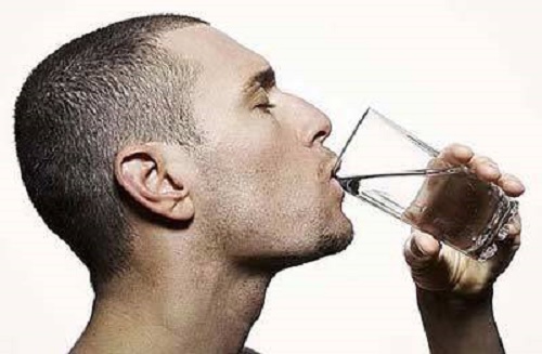 Làm sạch ruột bằng cách uống nước hàng ngày 
